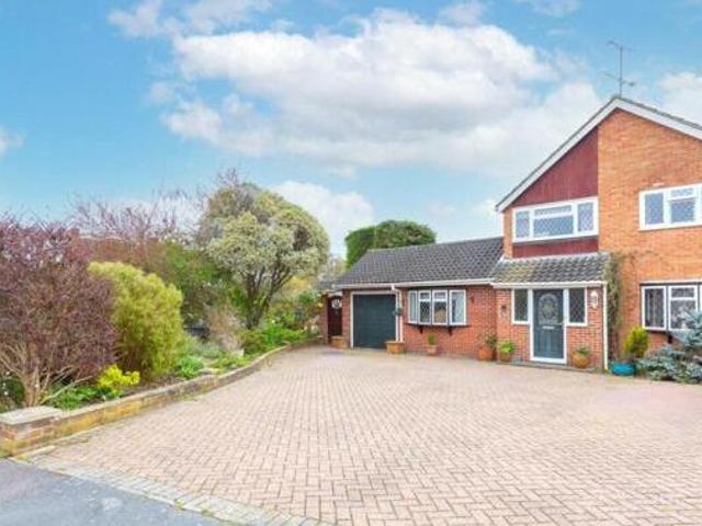 House for sale in Heol-las, Surrey