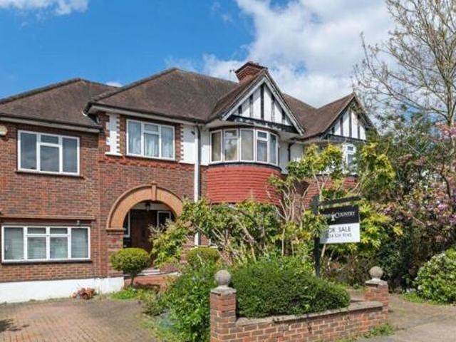 House for sale in Royal Borough of Kingston upon Thames, Greater London