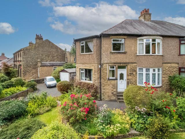 Semi Detached House for sale in Huddersfield