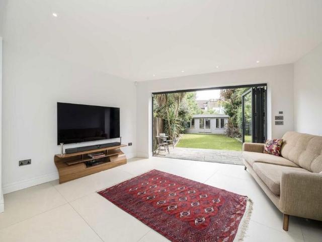 House for rent in Strand-on-the-Green, Greater London