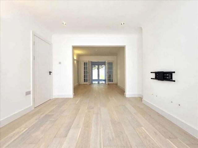 House for rent in Broadfields, Greater London