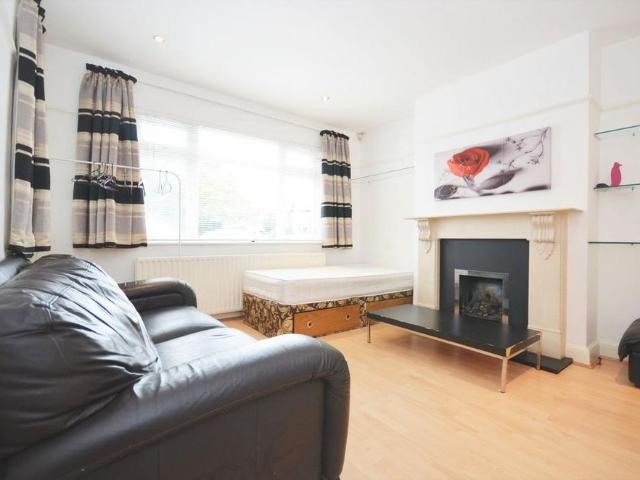 House for rent in London Borough of Ealing, Park Royal