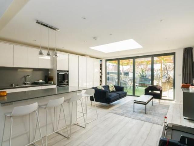 House for rent in The Hale, Greater London