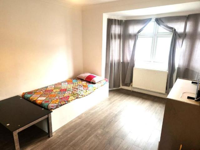 House for rent in Gould's Green, Greater London