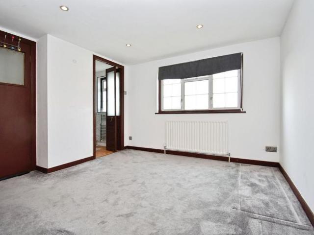 House for rent in Blackfen, Greater London