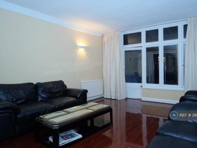 House for rent in Brondesbury, Greater London