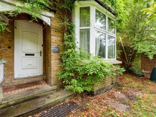 House for rent in Row Town, Surrey