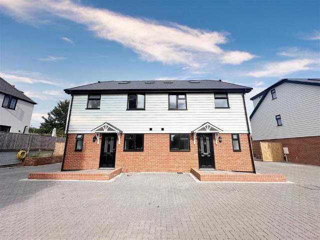 House for rent in Sidley, Heathlands