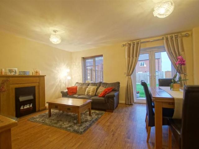 House for rent in Green Close, Warwickshire