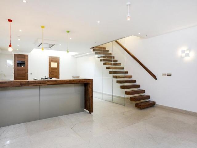 House for rent in Summerstown, Greater London