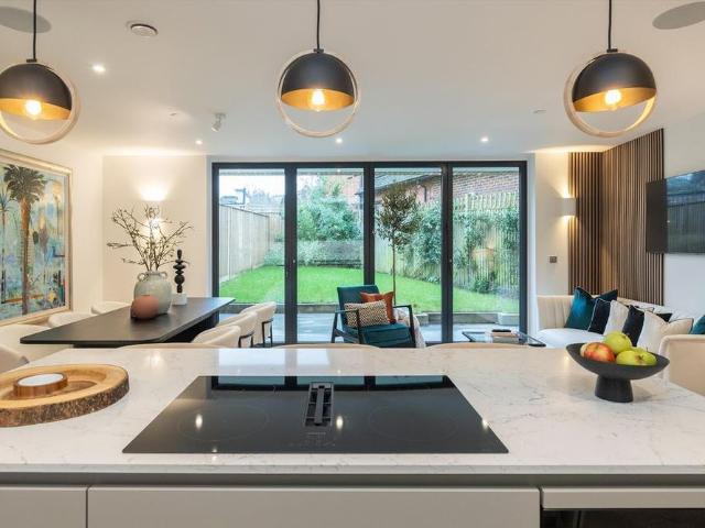House for rent in London Borough of Merton, Raynes Park
