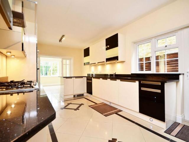 House for rent in New Southgate, Greater London