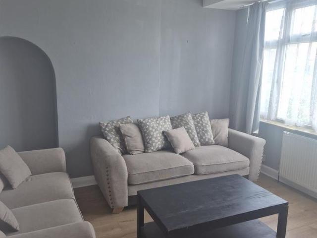 House for rent in New Bedfont, Greater London