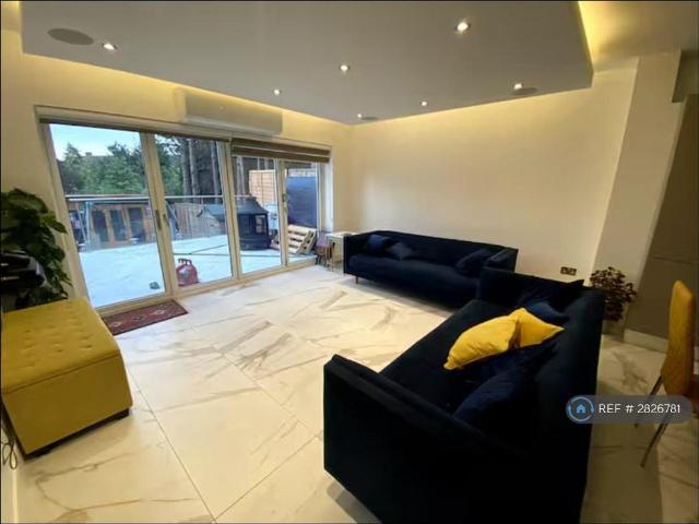 House for rent in Hendon Central, Greater London