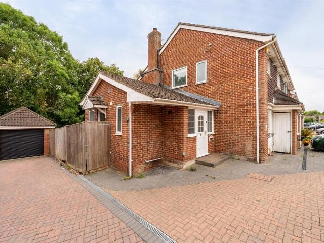 House for rent in Holybrook, West Berkshire