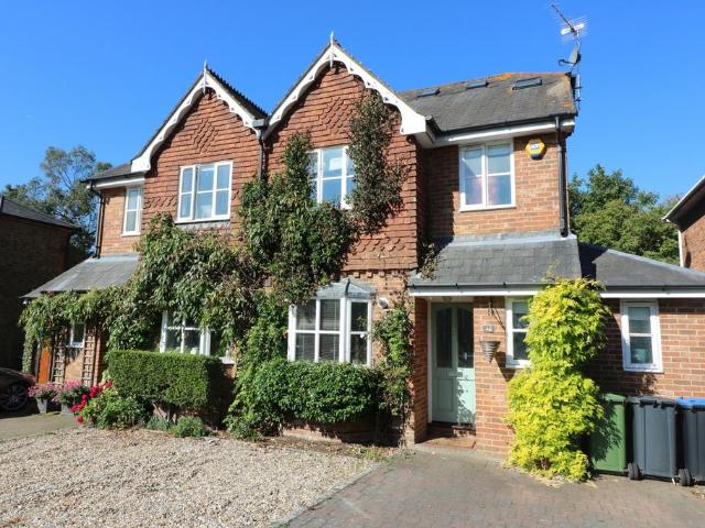 House for rent in Row Town, Surrey