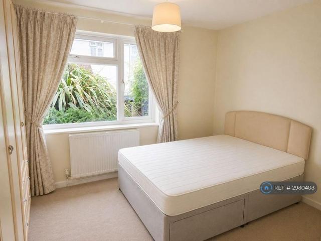 House for rent in Row Town, Surrey