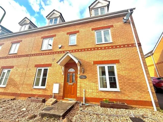 Apartment for rent in Laleston, Broadlands