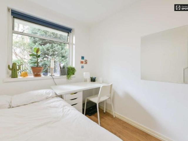 Room for rent in Lyons, Greater London