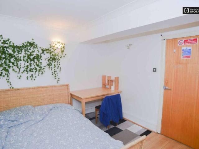 Room for rent in Lyons, Greater London