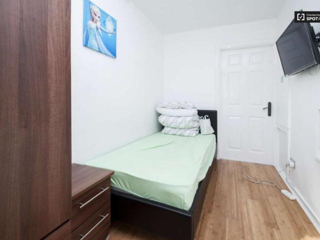 Room for rent in Lyons, Greater London