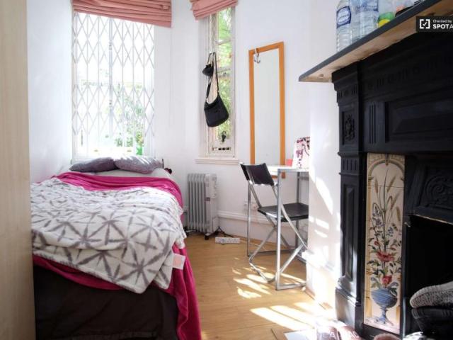 Room for rent in Lyons, Greater London