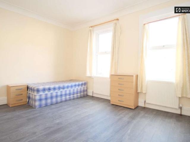 Room for rent in Lyons, Greater London
