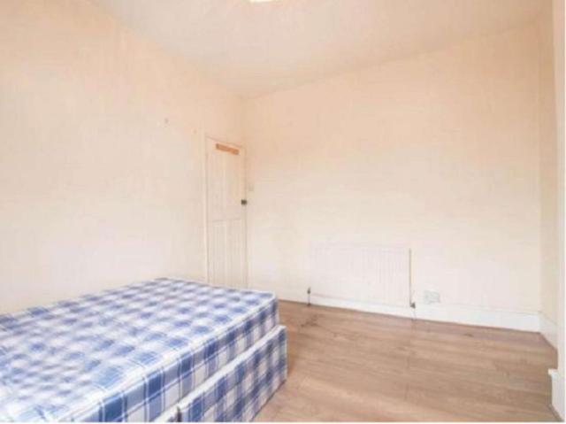 Room for rent in Lyons, Greater London
