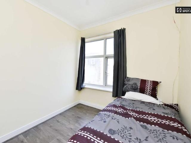 Room for rent in Lyons, Greater London