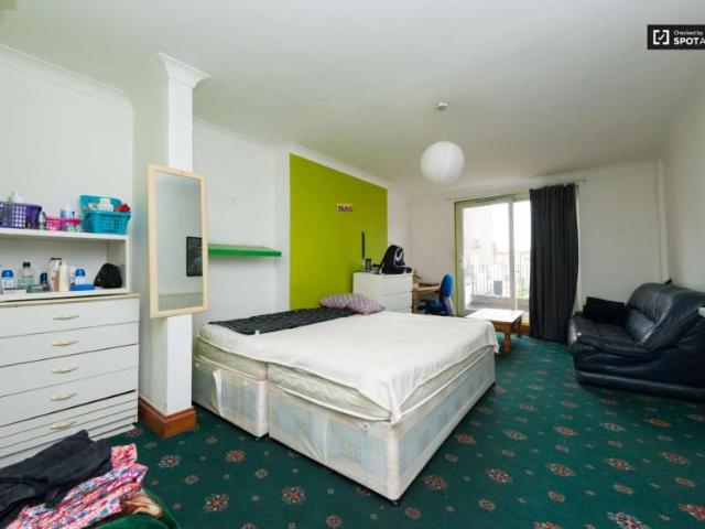 Room for rent in Lyons, Greater London