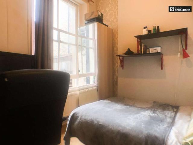 Room for rent in Lyons, Greater London