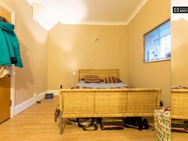 Room for rent in Lyons, Greater London