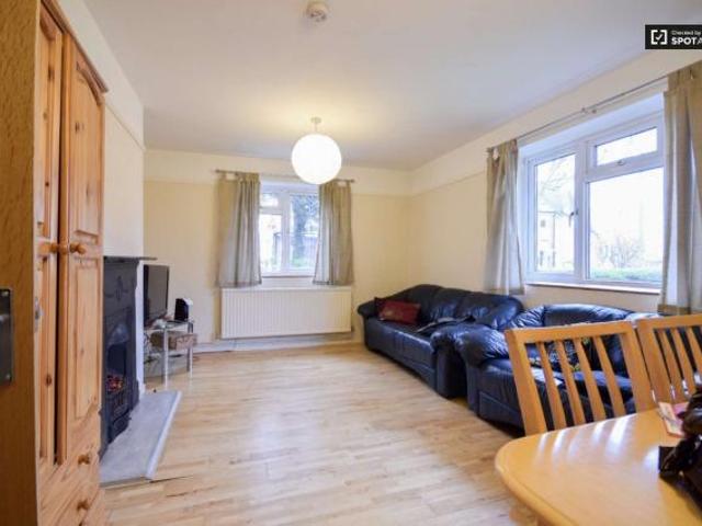 Room for rent in Lyons, Greater London
