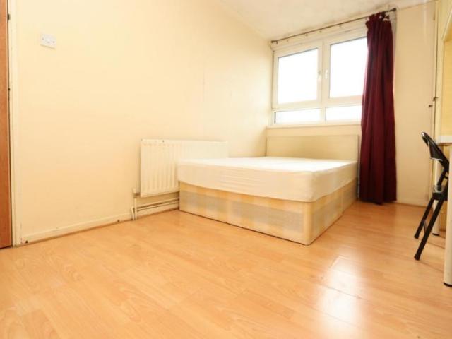 Room for rent in Poplar Grove, Greater London
