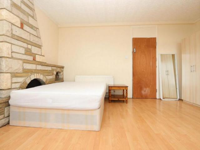 Room for rent in Poplar Grove, Greater London