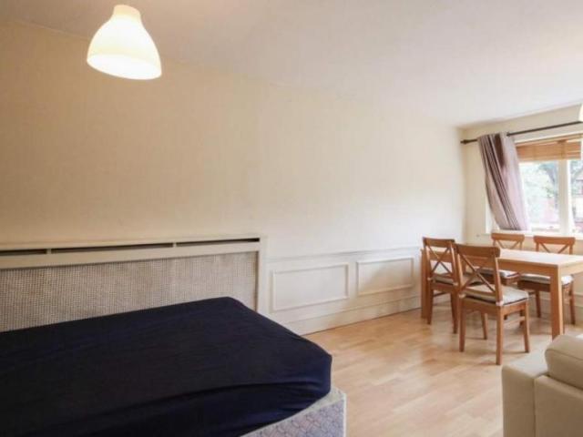 Room for rent in North Kensington, Greater London