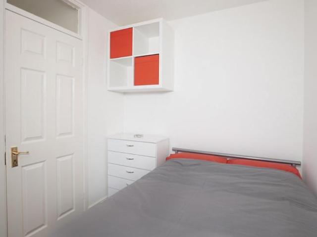 Room for rent in Poplar Grove, Greater London