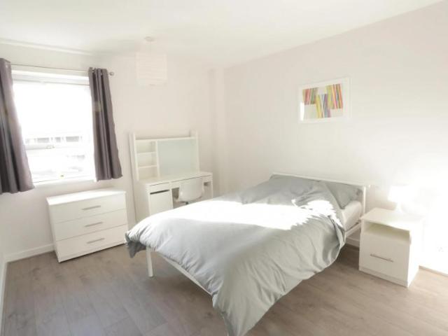 Room for rent in Poplar Grove, Greater London