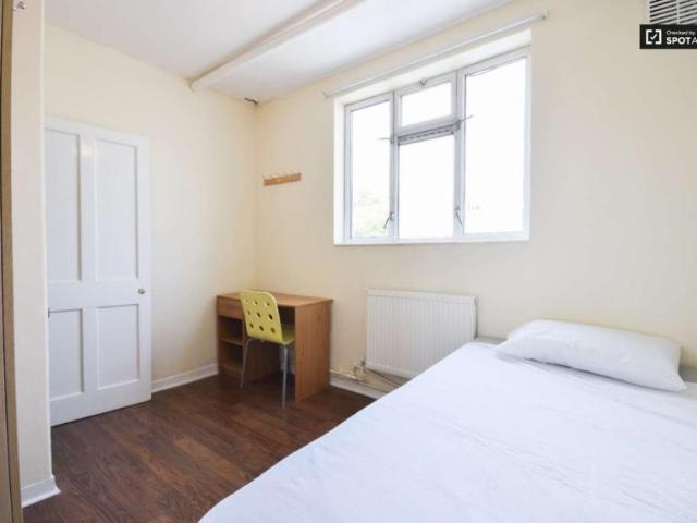 Room for rent in Lyons, Greater London