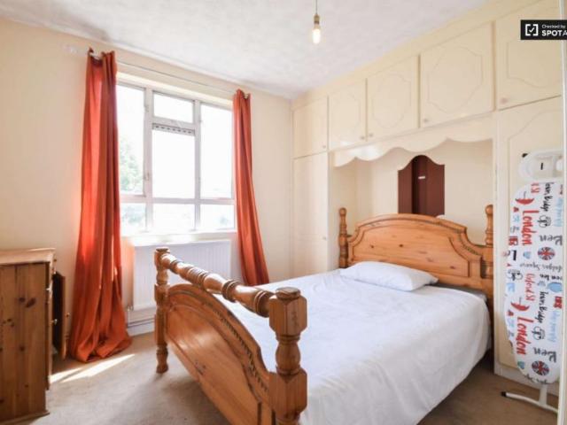 Room for rent in Lyons, Greater London