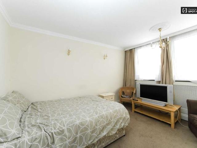 Room for rent in Lyons, Greater London