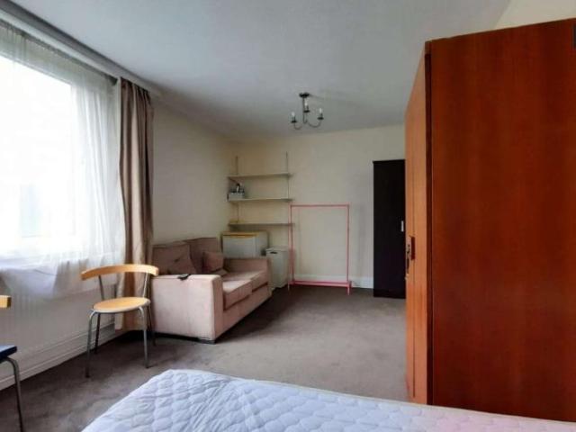 Room for rent in Lyons, Greater London