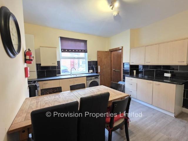Room for rent in Hyde Park, West Yorkshire