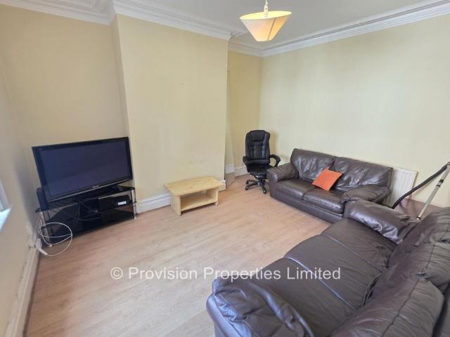 Room for rent in Hyde Park, West Yorkshire