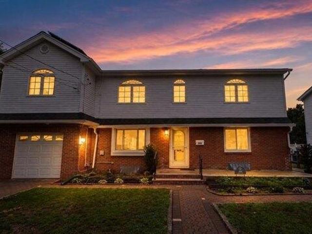 House for sale in Teaneck, New Jersey