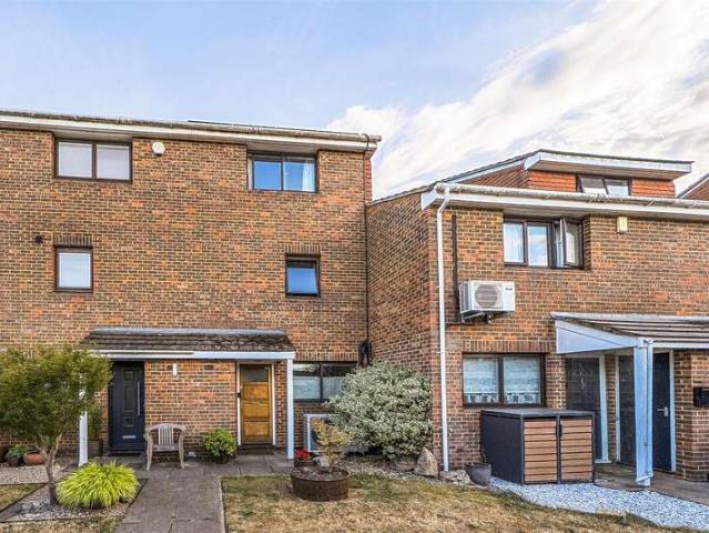 Cottage for sale in Reading