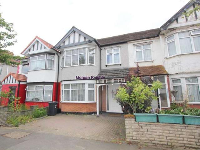 Terraced House for rent in Ilford, Gants Hill
