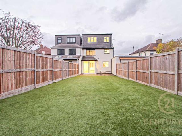 Cottage for rent in Hook, Greater London