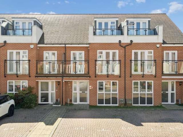 Townhouse for sale in Furze Platt, Maidenhead