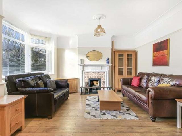 Cottage for rent in London Borough of Merton, Mitcham